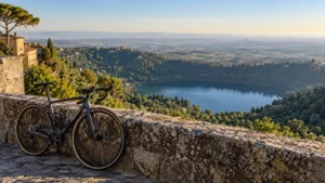 Belvedere sui Castelli Romani con bicicletta da corsa appoggiata al parapetto sopra un lago vulcanico
